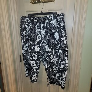 Womens Plus Sz 1X Mirror Image Black And White Floral Capris Pants